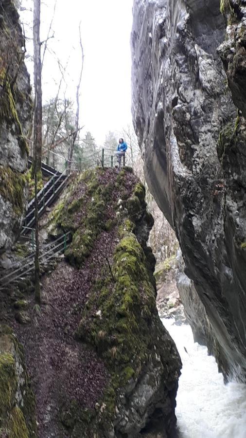 Halte Au Pied Du Creux Du Van Travers Eksteriør billede