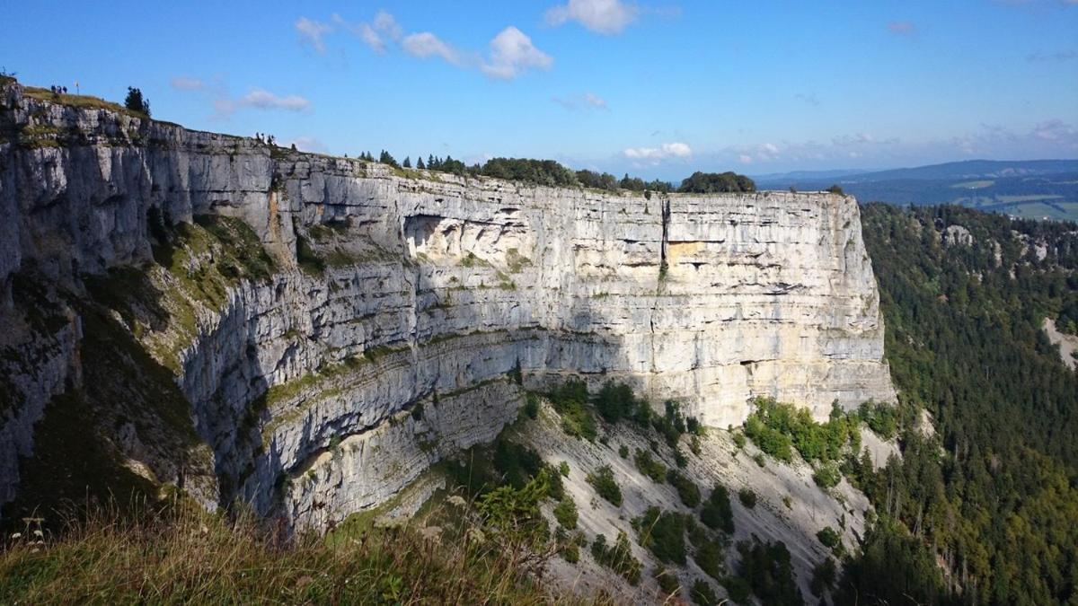 Halte Au Pied Du Creux Du Van Travers Eksteriør billede